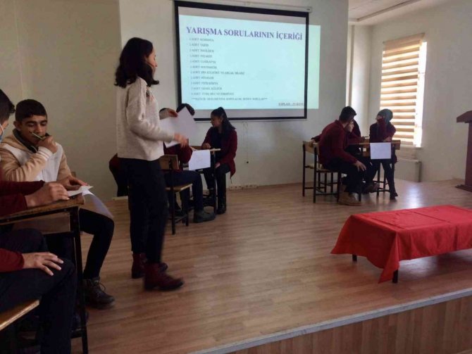 Lise Öğrencilerinin Bilgi Yarışması Heyecanı