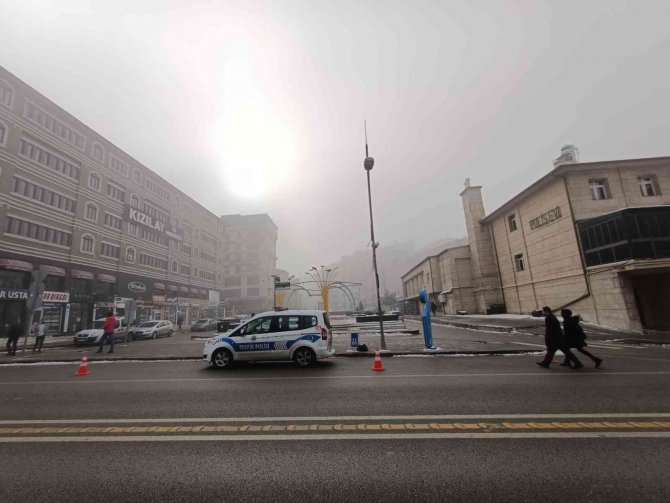 Erzurum’da Yoğun Sis Görüş Mesafesini Düşürdü, Ağaçlar Kırağı Tuttu