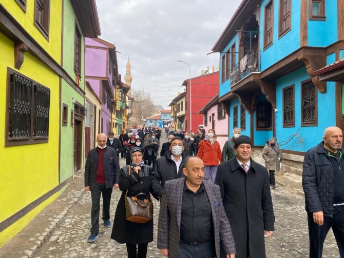 Ümraniye Muhtarlar Derneği Üyeleri Afyonkarahisar’ın Tarihi Sokaklarını Gezdi