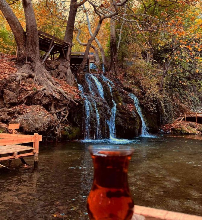Döngel Şelalesi Görenleri Kendine Hayran Bırakıyor