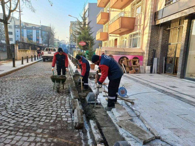 Kaldırımlarda Düzenleme Devam Ediyor