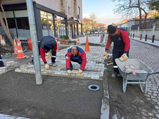 Kaldırımlarda Düzenleme Devam Ediyor