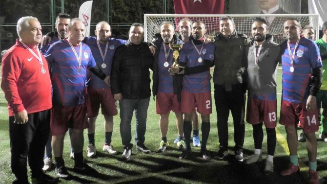 Veteranlar Naftalin Ligi Kurtuluş Kupasında Kupalar Sahiplerini Buldu