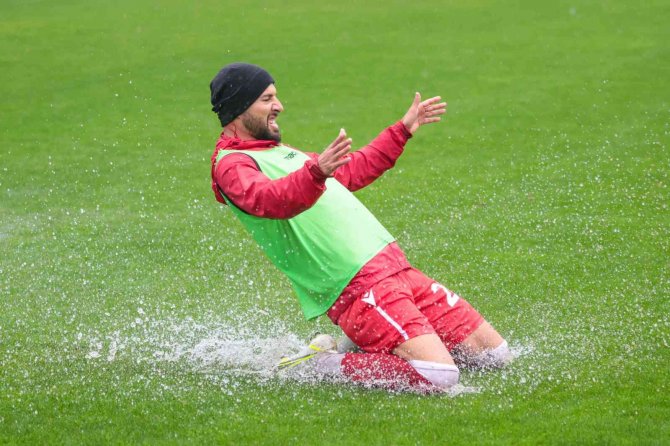 Samsunspor’un Hansa Rostock Maçı Yağmur Engeline Takıldı