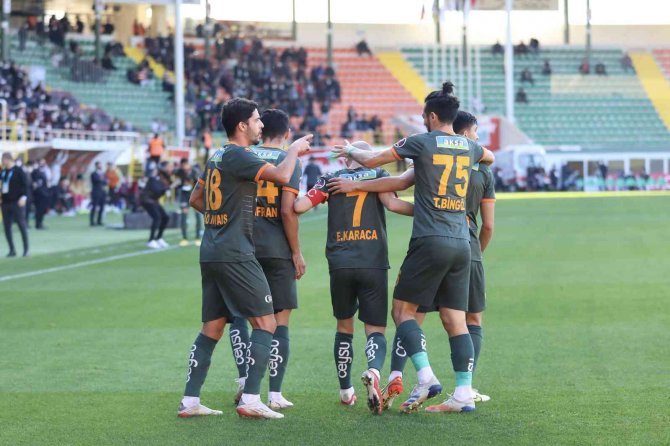 Spor Toto Süper Lig: Alanyaspor: 1 - Medipol Başakşehir: 1 (İ̇lk Yarı)