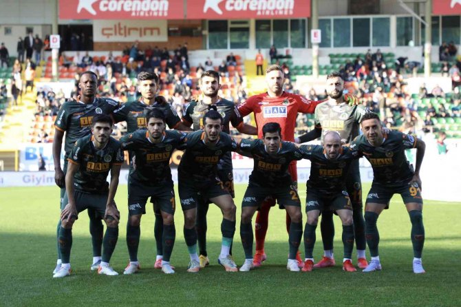 Spor Toto Süper Lig: Alanyaspor: 1 - Medipol Başakşehir: 1 (İ̇lk Yarı)