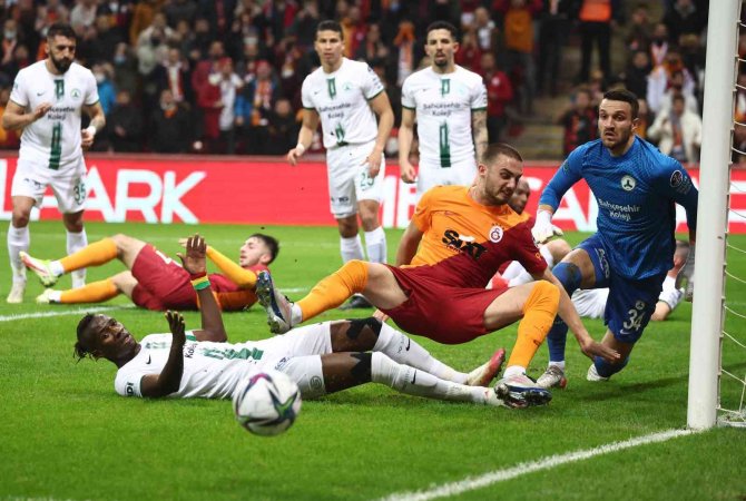 Galatasaraylı Taraftarlardan, Fatih Terim Ve Futbolculara Tepki