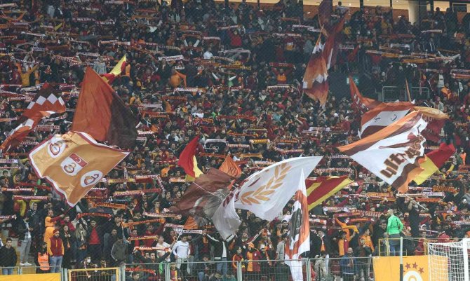 Galatasaraylı Taraftarlardan, Fatih Terim Ve Futbolculara Tepki