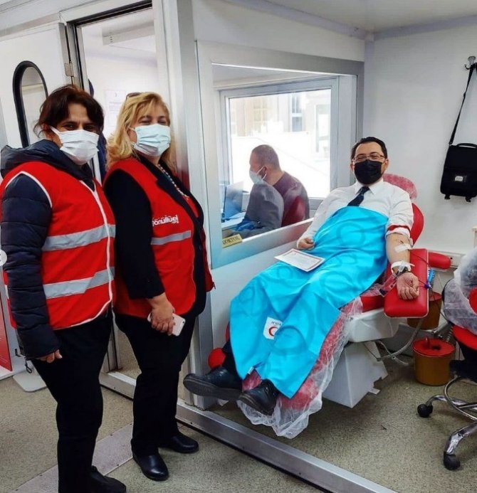 Semra Sarıışık Tozaraydın Herkesi Kan Vermeye Davet Etti