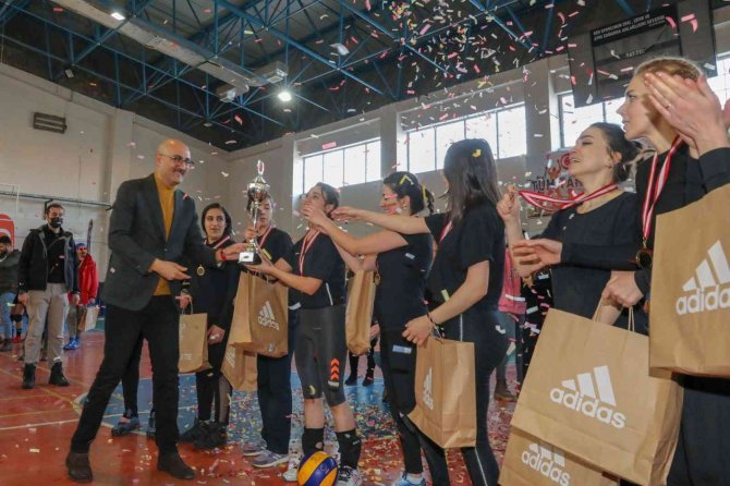 Voleybolda “Van’ın Sultanları” Şampiyon
