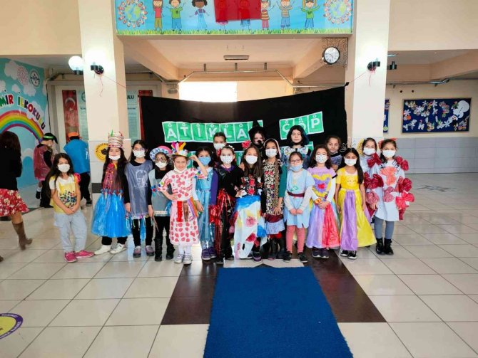 Atık Malzemelerle Yaptıkları Elbiselerle Defile Sundular