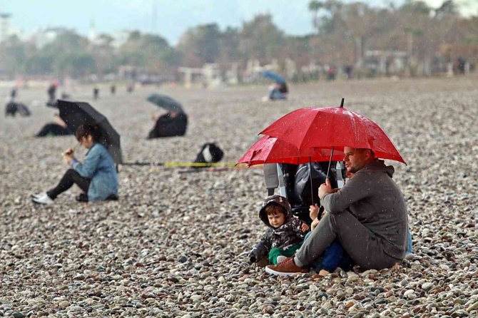 Antalya’da İki Mevsim Aynı Anda Yaşandı, Ortaya İlginç Görüntüler Çıktı