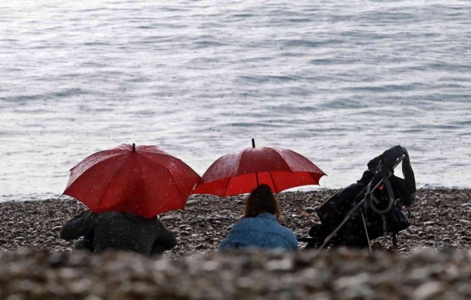 Antalya’da İki Mevsim Aynı Anda Yaşandı, Ortaya İlginç Görüntüler Çıktı