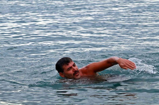 Antalya’da İki Mevsim Aynı Anda Yaşandı, Ortaya İlginç Görüntüler Çıktı