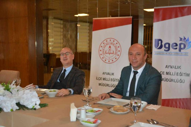 Ayvalık’ta Başarılı Öğrencilerine Öğle Yemeği İkramı