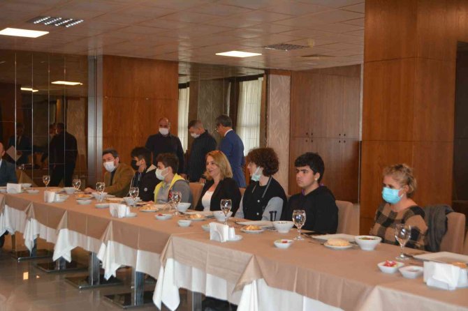 Ayvalık’ta Başarılı Öğrencilerine Öğle Yemeği İkramı