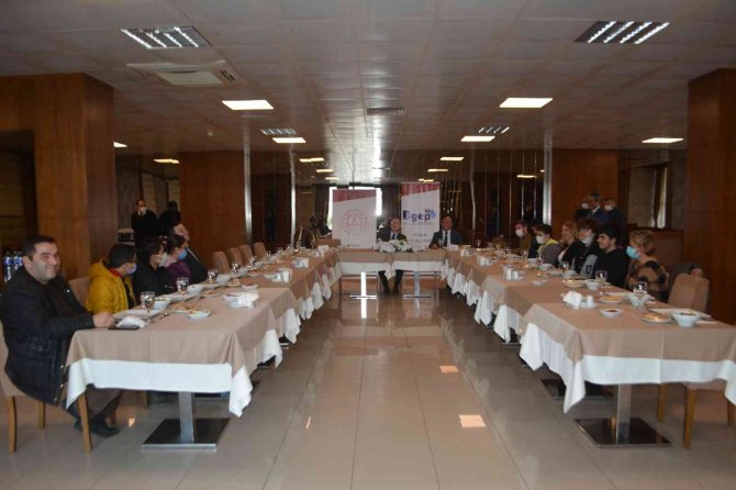 Ayvalık’ta Başarılı Öğrencilerine Öğle Yemeği İkramı