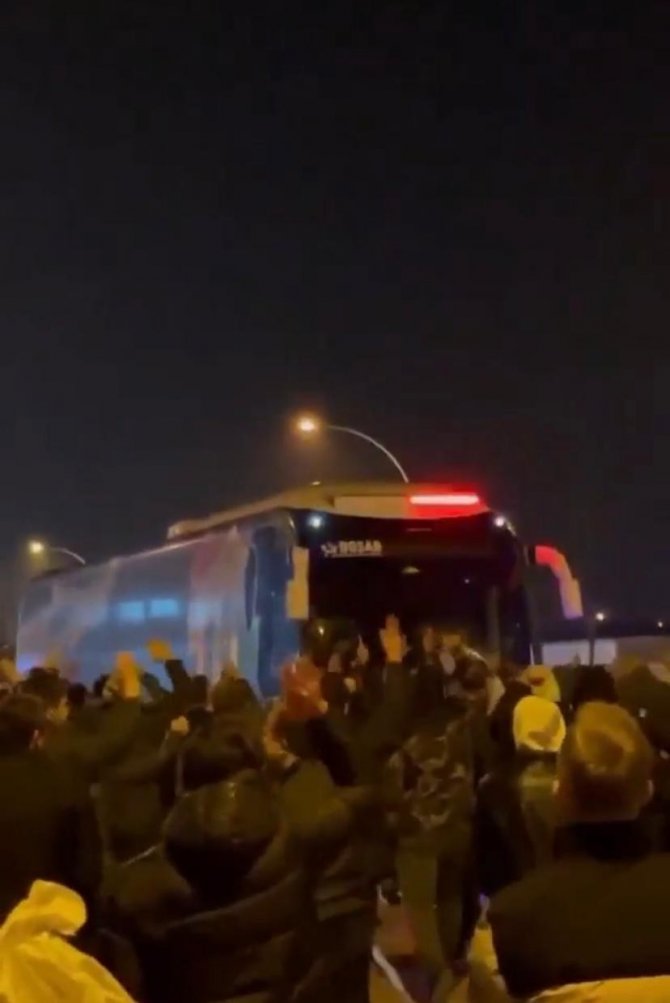Bursaspor Taraftarları Takım Otobüsünün Önünü Keserek ’’Yönetim İstifa’’ Sloganı Attı