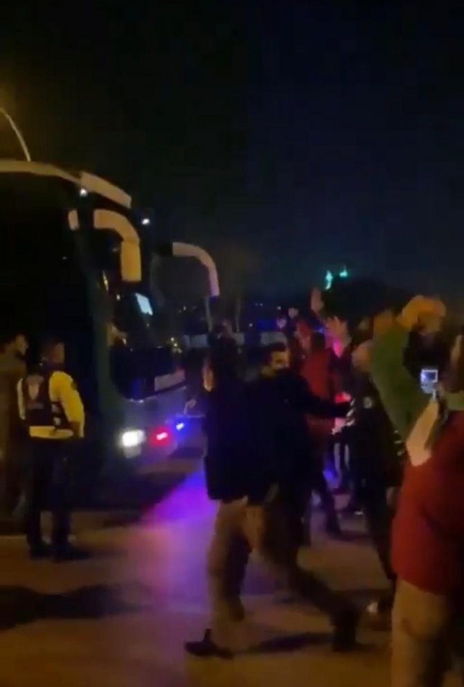 Bursaspor Taraftarları Takım Otobüsünün Önünü Keserek ’’Yönetim İstifa’’ Sloganı Attı