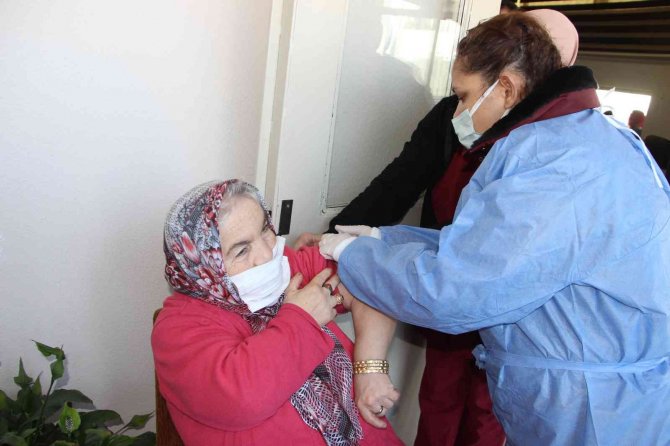 Huzurevi Sakinleri Aşılandı