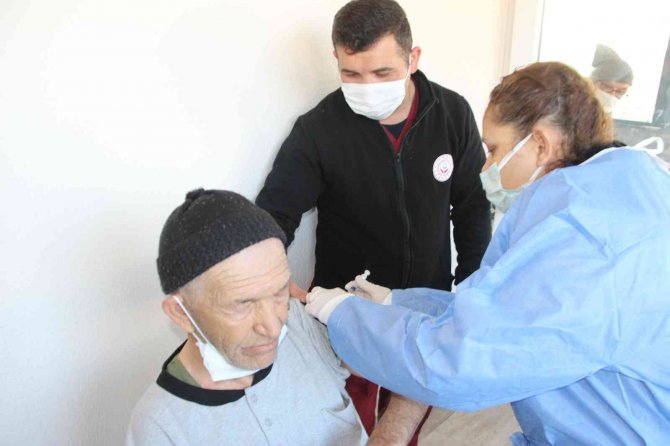 Huzurevi Sakinleri Aşılandı