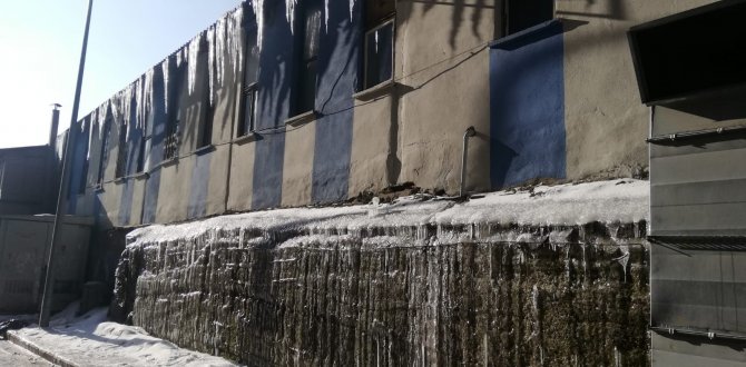 Erzurum’da Duvarlar Ve Şadırvanlar Buz Tuttu
