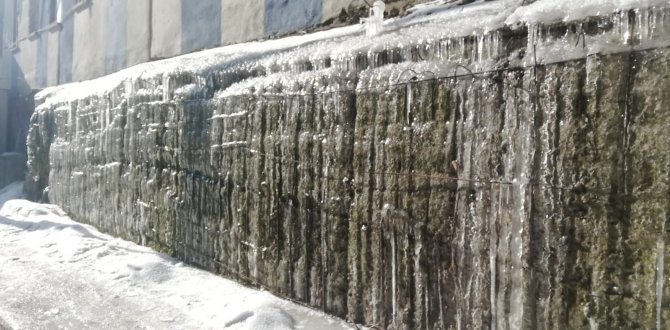 Erzurum’da Duvarlar Ve Şadırvanlar Buz Tuttu