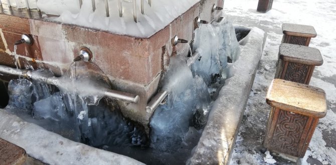 Erzurum’da Duvarlar Ve Şadırvanlar Buz Tuttu