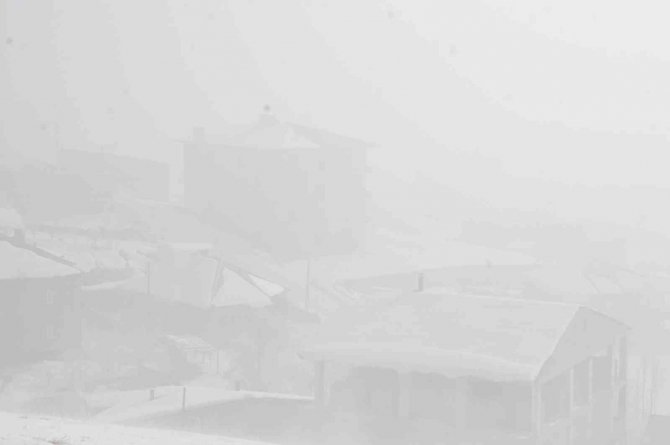 Yüksekova’da Yoğun Sis: Görüş Mesafesi 10 Metreye Düştü