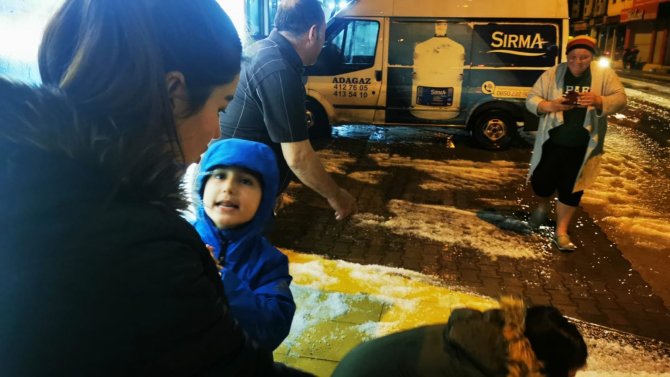 Kar Yağışına Hasret Marmarisliler, Yağan Doluda Doyasıya Eğlendi