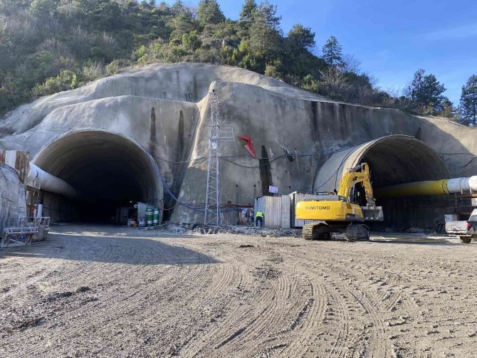 Karadeniz Sahil Yolunda Dev Tünellerin İnşası Sürüyor