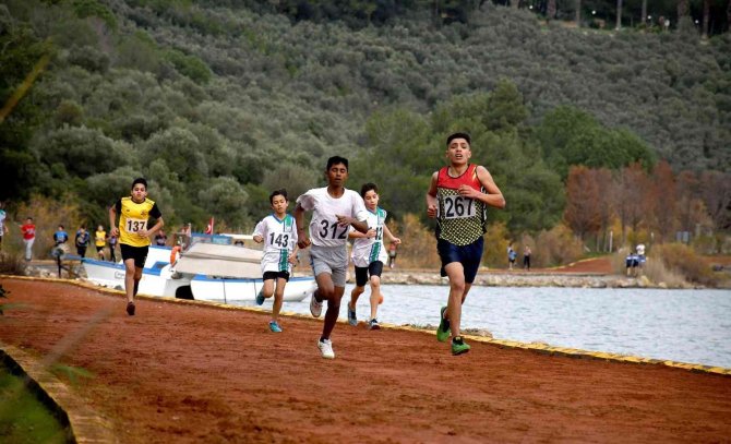 Kuşadası Okullararası Kros Şampiyonası’na Ev Sahipliği Yaptı