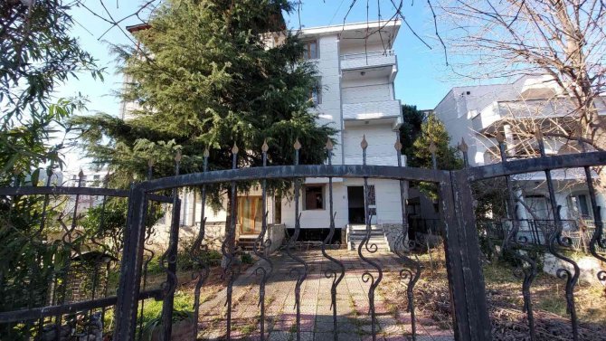 Hırsızlar Avukatın İki Ayrı Yerdeki Yazlığını Soydu