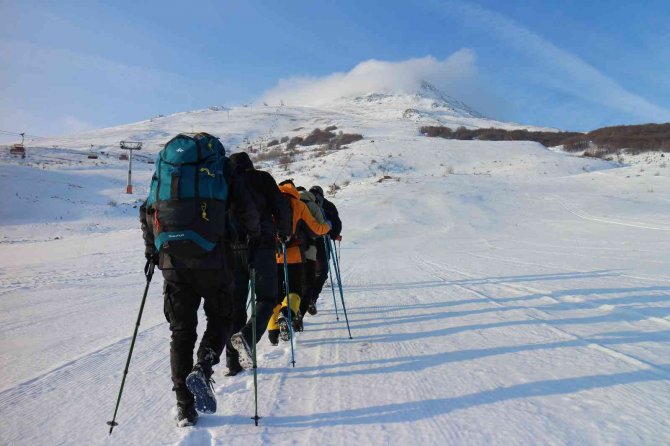 2 Bin 552 Metre Yükseklikteki Yıldız Dağı’na Tırmandılar
