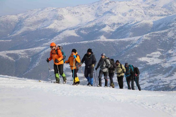 2 Bin 552 Metre Yükseklikteki Yıldız Dağı’na Tırmandılar