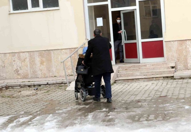 Van Büyükşehir Belediyesi Engelli Öğrenciyi Üniversite Hayallerine Taşıdı