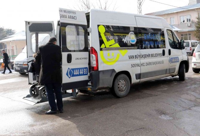 Van Büyükşehir Belediyesi Engelli Öğrenciyi Üniversite Hayallerine Taşıdı