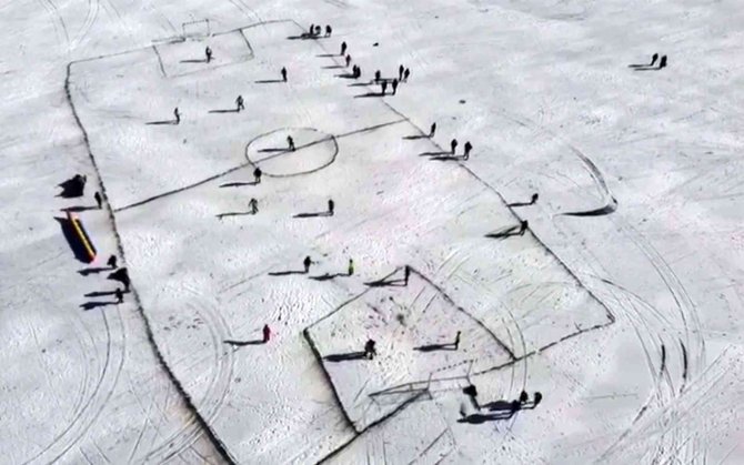 Yüzeyi Buzla Kaplı Çıldır Gölü’nde Futbol Keyfi