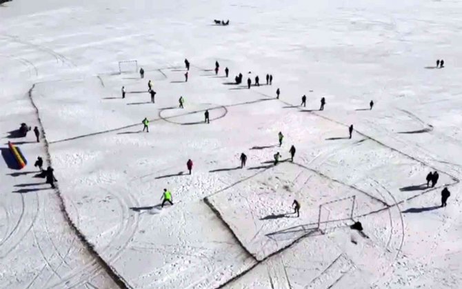 Yüzeyi Buzla Kaplı Çıldır Gölü’nde Futbol Keyfi