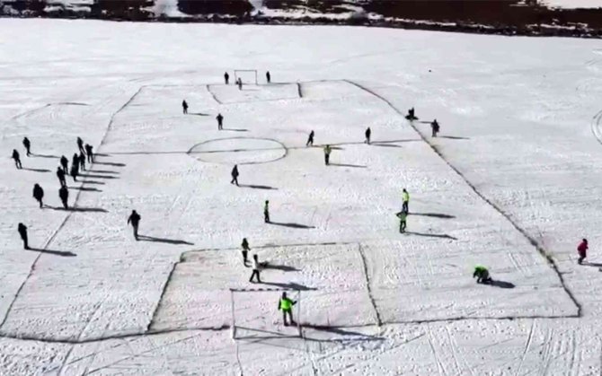 Yüzeyi Buzla Kaplı Çıldır Gölü’nde Futbol Keyfi
