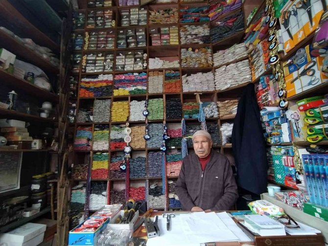 72 Yaşındaki Alaattin Amca 57 Yıldır Boncukçuluk Yaparak Geçimini Sağlıyor