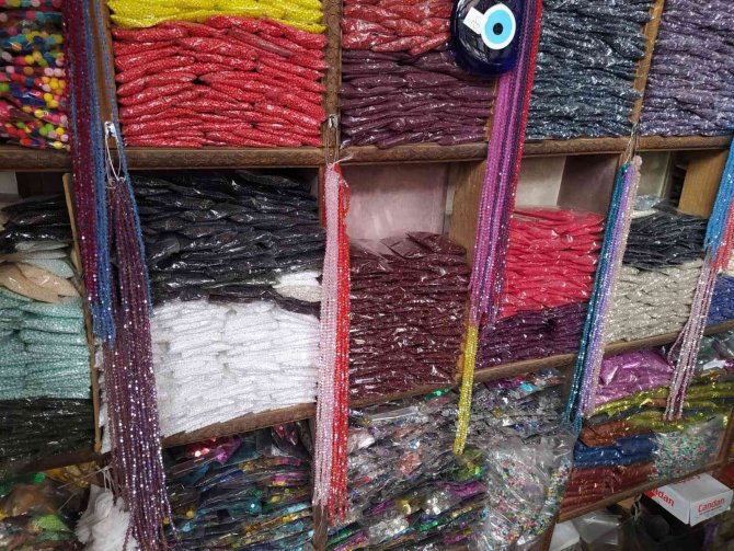72 Yaşındaki Alaattin Amca 57 Yıldır Boncukçuluk Yaparak Geçimini Sağlıyor