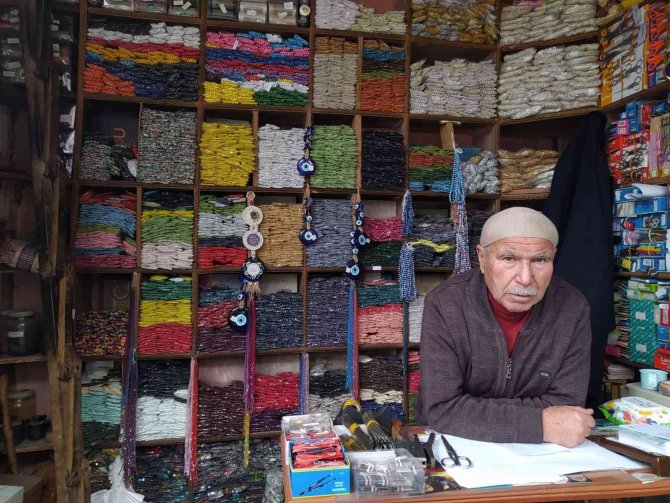72 Yaşındaki Alaattin Amca 57 Yıldır Boncukçuluk Yaparak Geçimini Sağlıyor