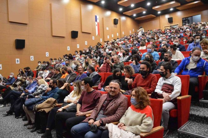 Hakan Bulut’a Tiyatro Oyunu Sonunda Sahnede Doğum Günü Sürprizi