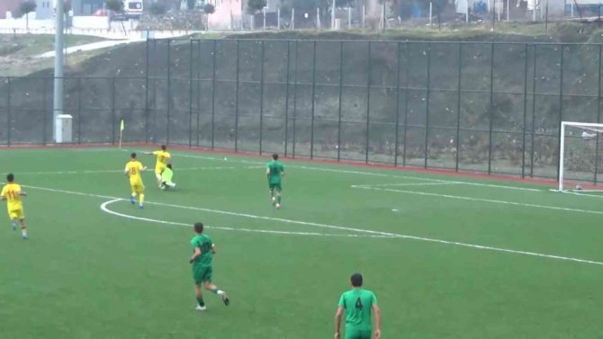 Rakiple Çarpışan Kalecinin Kaburgası Çatladı