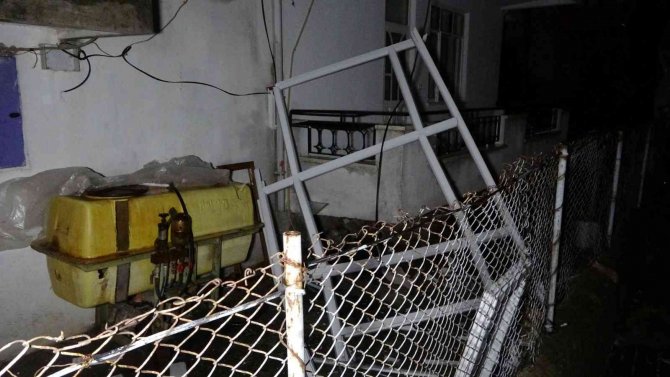 Şiddetli Yağış Ve Fırtına Evin Balkonundaki Pvc Sistemini Uçurdu