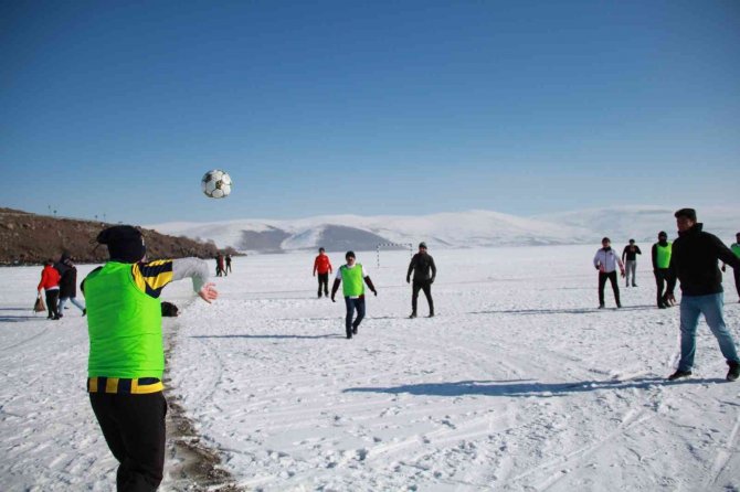 Donan Göl Üzerinde Futbol Maçı
