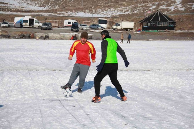 Donan Göl Üzerinde Futbol Maçı