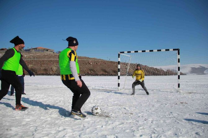 Donan Göl Üzerinde Futbol Maçı