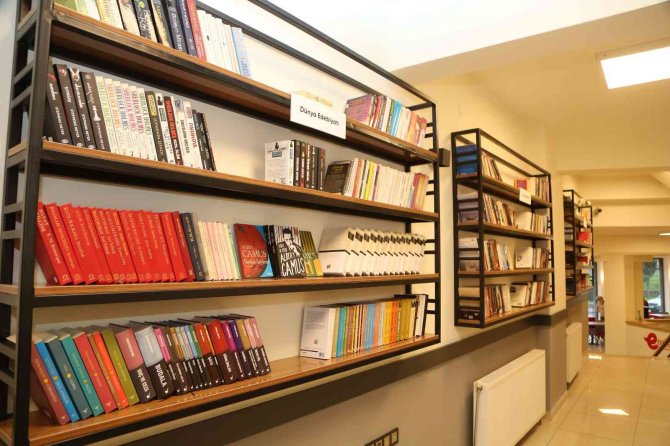 Efeler’de Üçüncü Kitap Kafe Kapılarını Açıyor